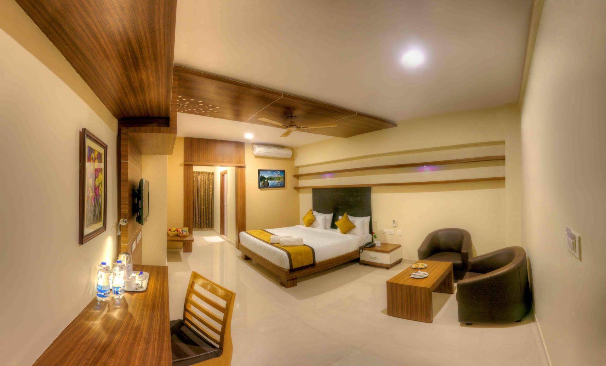 Rio Meridian Hotel Mysore Eksteriør bilde