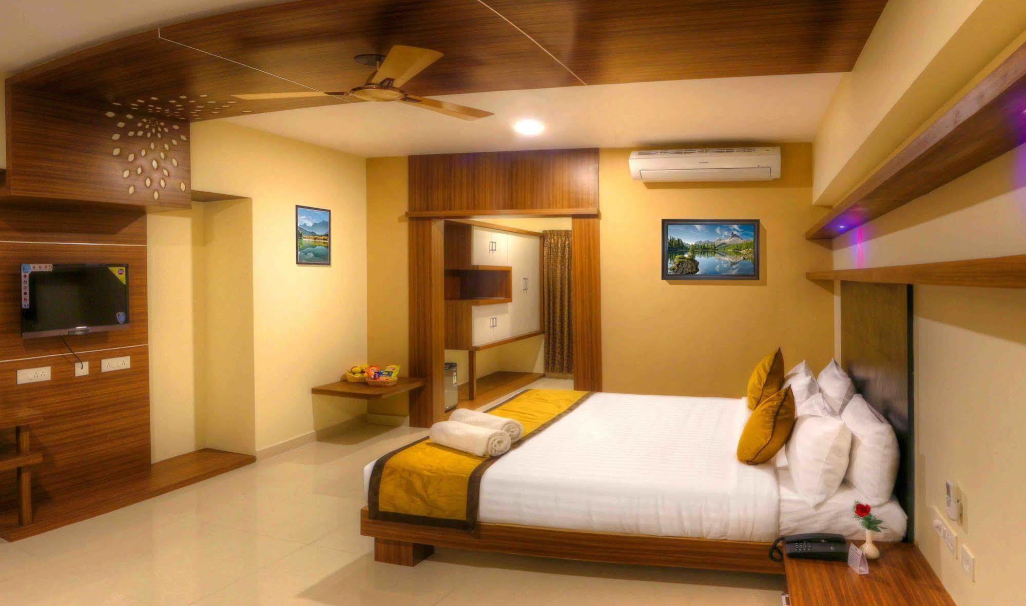 Rio Meridian Hotel Mysore Eksteriør bilde